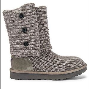 UGG Classic Cardy ll Knot Boot
size 8 EUC GRAY COLOR